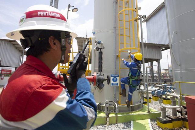Operator produksi melakukan pengawasan saat pemeriksaan area tangki di area kerja Stasiun Pengumpul Akasia Bagus (SP ABG) Pertamina EP Jatibarang Field di Indramayu, Jawa Barat. Foto: Dedhez Anggara/Antara Foto