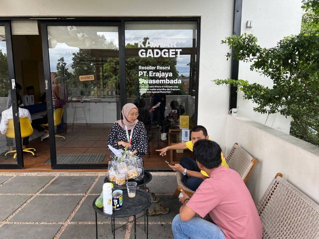 Toko ponsel iPhone di Kota Bandung yang memberikan jaminan garansi 2 tahun full cover human eror. Foto: Istimewa