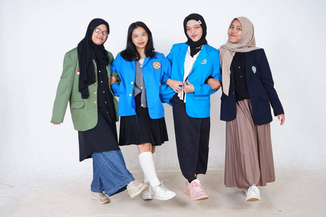 4 sisiwi SMA Dua Mei Ciputat, yang berhasil mencapai almameternya masing masing. Foto: qoyyum fari abdillah