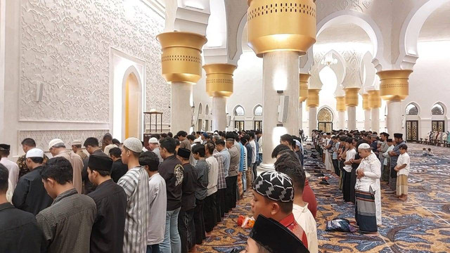 Salat tarawih di Masjid Zayed Solo. Foto: kumparan