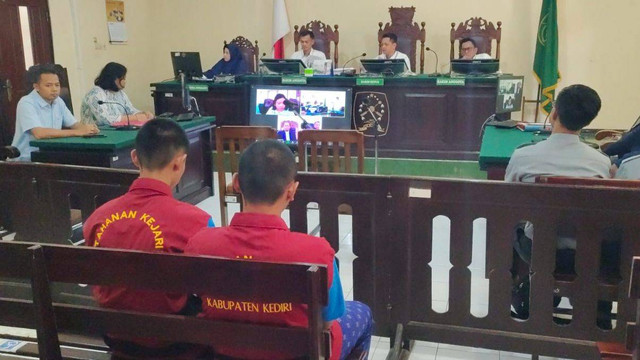 Dua pelaku penganiaya santri Bintang Balqis Maulana (14) hingga tewas di Pondok Pesantren Tartil Quran (PPTQ) Al Hanifiyyah, Desa Kranding, Kecamatan Mojo, Kabupaten Kediri, jalani sidang perdana di PN Kediri, Senin (18/3). Foto: Dok. Istimewa