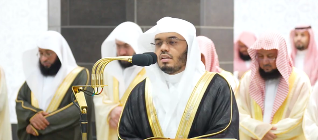 Syeikh Yasser Dossary, imam tetap Masjidil Haram, saat memimpin salat Tarawih (18/3/2024). Foto: Dok. gph.gov.sa