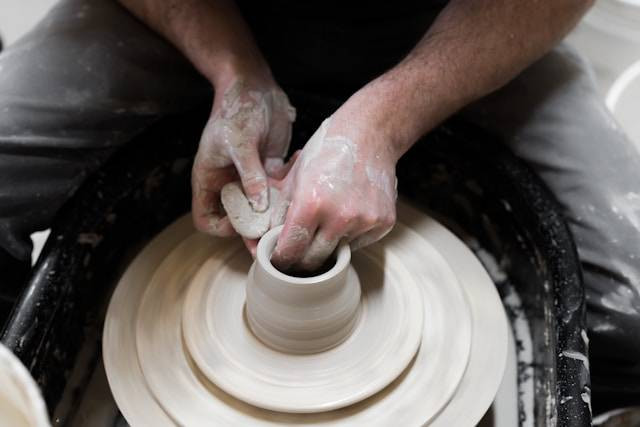 Rekomendasi Pottery Class di Bali. Foto hanya ilustrasi bukan tempat sebenarnya. Sumber foto: Unsplash.com/Courtney Cook
