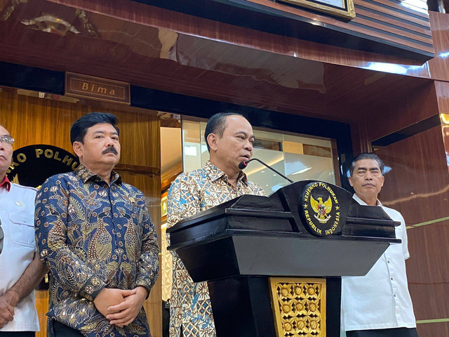 Menko Polhukam Hadi Tjahjanto dan Menkominfo Budi Ari (tengah) gelar konferensi pers "Pengamanan Bidang Informasi dan Komunikasi Pasca Pemungutan Suara Pemilu 2024" di gedung Menko Polhukam, Jakpus, Selasa (19/3). Foto: Ainun Nabila/kumparan