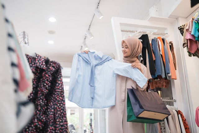 Ilustrasi membeli baju lebaran. Foto: Shutterstock.