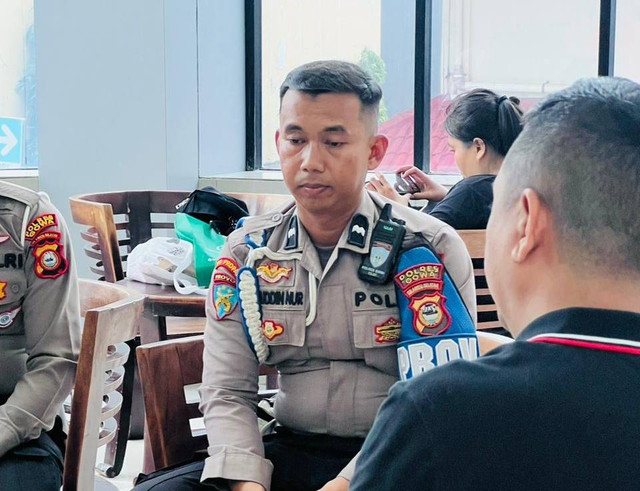 Aipda Awaluddin Nur, orang tua santri yang menganiaya junior di pesantren hingga tewas, saat menjalani pemeriksaan. Foto: Dok. kumparan