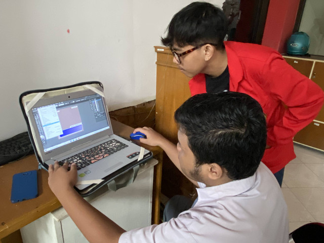Gambar 1, Peserta magang dari UNTAG sedang melakukan proses diskusi dengan tim Desain Surabaya TV yang merupakan peserta magang dari SMK IPIEMS