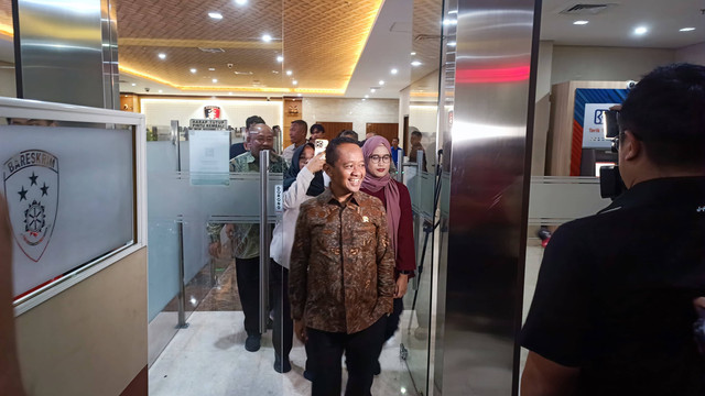 Menteri Investasi Bahlil Lahadalia datang ke Bareskrim Polri, Selasa (19/3).  Foto: Thomas Bosco/kumparan