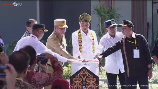 Presiden Jokowi meresmikan Bandar Udara Singkawang. Foto: Dok. Adpim Pemprov Kalbar