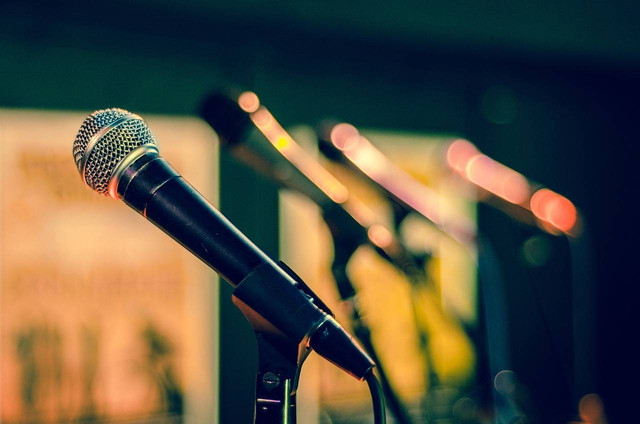 Karaoke keluarga Bintaro. Foto hanya ilustrasi. Sumber: Pixabay/Skitterphoto