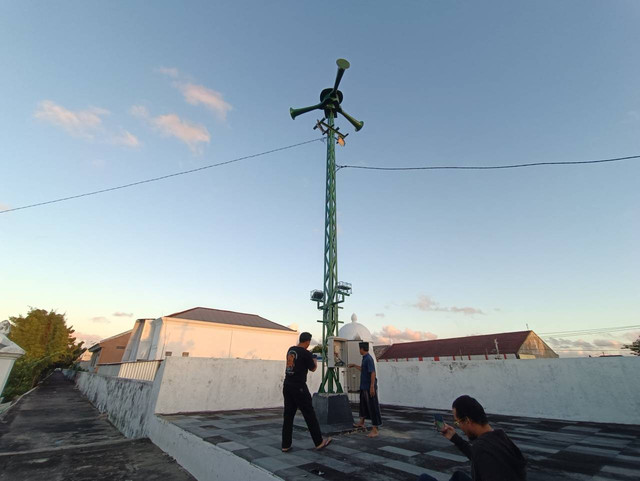 Gauk atau sirine tanda bahaya serangan Belanda di zaman dahulu yang berada di Plengkung Ganding, Kota Yogyakarta, yang kini berfungsi sebagai penanda waktu berbuka, Rabu (20/3). Foto: Arfiansyah Panji Purnandaru/kumparan