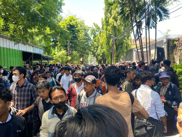 Ramainya warga yang melamar kerja ke Branch Office 1 Jakarta KAI Service jl. Anyer 1, Menteng, Jakpus.  Foto: Ainun Nabila/kumparan