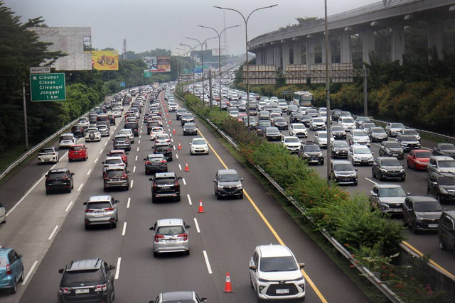 Kendaraan memadati jalan saat pemberlakuan 'contra flow' di ruas Tol Jagorawi kawasan Cibubur, Jakarta Timur, Minggu (23/4/2023). Foto: Yulius Satria Wijaya/Antara Foto