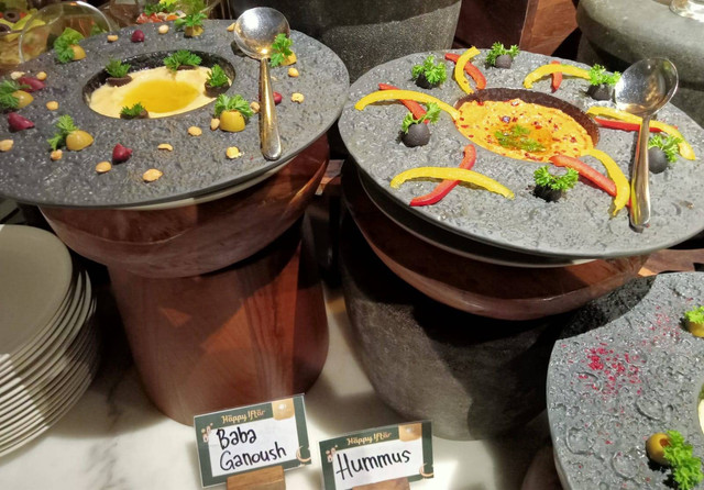 Baba Ganoush dan hummus, kuliner khas Timur Tengah untuk menu buka puasa. Foto: Masruroh/Basra