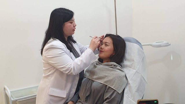 Head Doctor Derma Express Indonesia, Dr. Vivian saat sedang mengecek wajah pasien, Foto : Abdul Toriq/Urban Id