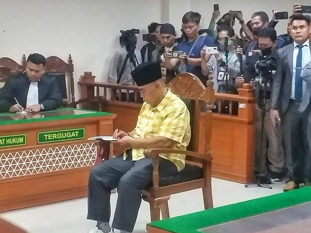 Pimpinan Pondok Pesantren Al Zaytun, Panji Gumilang duduk dikursi terdakwa di ruang sidang, Rabu (20/3/2024). Foto: Panji Asmara/kumparan