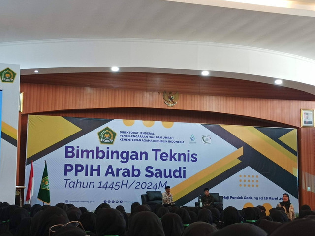 Direktur Bina Haji Direktorat Jenderal Penyelenggaraan Haji dan Umrah (Ditjen PHU) Kemenag RI, Arsad Hidayat, saat memberikan materi Bimbingan Teknis (Bimtek) kepada 890 Petugas Penyelenggara Ibadah Haji (PPIH) Arab Saudi, di Asrama Haji Pondok Gede. Foto: Salmah Muslimah/kumparan