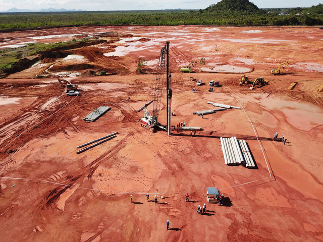 Pembangunan Proyek Smelter Grade Alumina Mempawah, Kalimantan. Foto: Rumagia Bangun Setiawan/Shutterstock