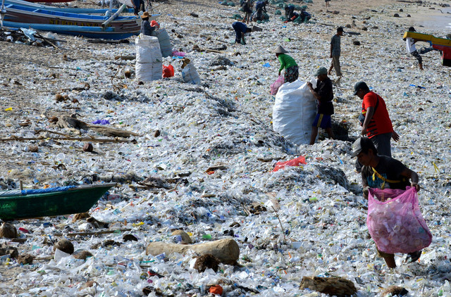 Sampah plastik menumpuk di kawasan Pantai Kedonganan, Badung, Bali, Rabu (20/3). Foto: ANTARA FOTO/Fikri Yusuf