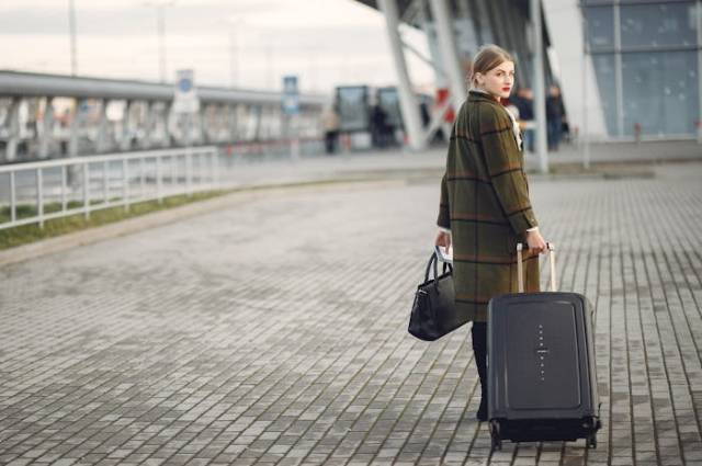 Ilustrasi tips traveling dengan budget rendah, sumber foto: Gustavo Fring by pexels.com