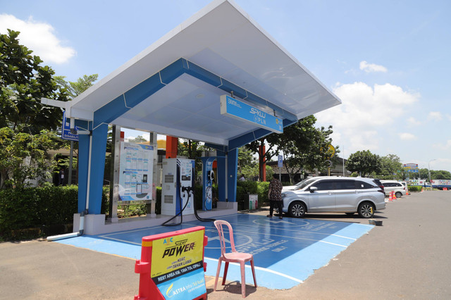 Stasiun pengisian kendaraan listrik umum (SPKLU) di Rest Area Tol Cikopo-Palimanan (Cipali) KM 130, Rabu (20/3/2024). Foto: Dicky Adam Sidiq/kumparan