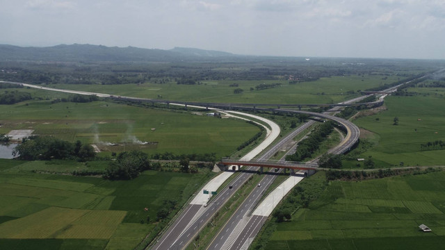 Foto udara pertemuan ruas Tol Cileunyi-Sumedang-Dawuan (Cisumdawu) dan Tol Cikopo-Palimanan (Cipali) di KM 153, Rabu (20/3/2024).  Foto: Dicky Adam Sidiq/kumparan