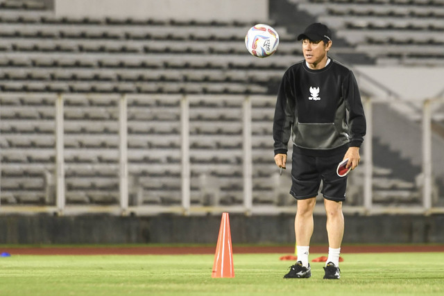 Pelatih Timnas Indonesia Shin Tae-yong memimpin latihan di Stadion Madya Gelora Bung Karno, Senayan, Jakarta, Rabu (20/3/2024). Foto: ANTARA FOTO/Hafidz Mubarak A