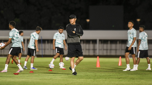 Pelatih Timnas Indonesia Shin Tae-yong memimpin latihan di Stadion Madya Gelora Bung Karno, Senayan, Jakarta, Rabu (20/3/2024). Foto: ANTARA FOTO/Hafidz Mubarak A