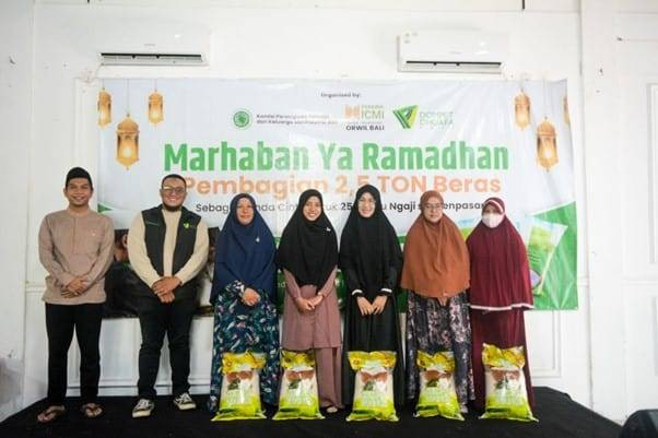 Dompet Dhuafa Bali bersama Pemuda ICMI Orwil Bali serta MUI Komisi Perempuan, Remaja, dan Keluarga Provinsi Bali untuk berbagi. Ketiga instansi ini berkolaborasi melakukan bagi-bagi beras sebanyak 2,5 ton kepada 250 guru ngaji se-Denpasar, Bali, pada Minggu (17/3/2024) di Wistara Family dan Cafe. Aksi ini digulirkan sebagai tanda cinta kepada para guru yang dengan ikhlas meluangkan waktunya meneruskan perjuangan Rasulullah Saw mengajarkan kalam-kalam Allah Swt.