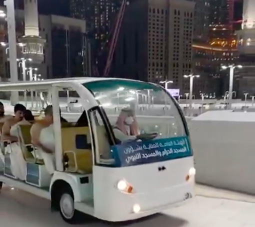 Mobil golf angkut jemaah umrah untuk tawaf di Masjidil Haram,  Maret 2024 Foto: X/@theholymosques