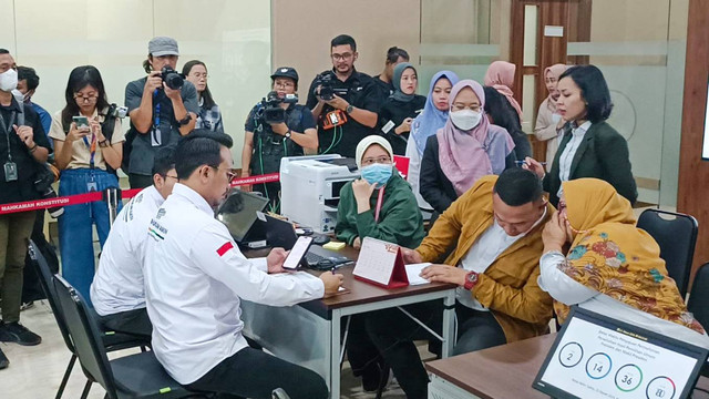 Tim Hukum AMIN menyampaikan laporan gugatan PHPU ke Mahkamah Konstitusi (MK), Kamis (21/3). Foto: Fadhil Pramudya/kumparan
