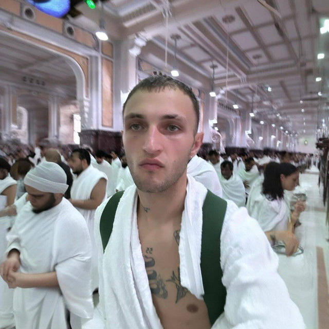 Posting Momen Ibadah Umrah, Anwar Hadid Tuai Komentar Positif. Foto: Instagram @anwarhadid