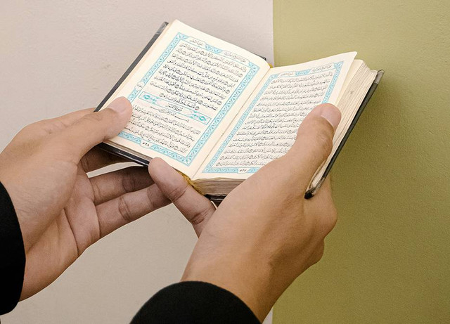 Ilustrasi kultum keutamaan membaca alquran di bulan ramadan. Sumber: www.unsplash.com