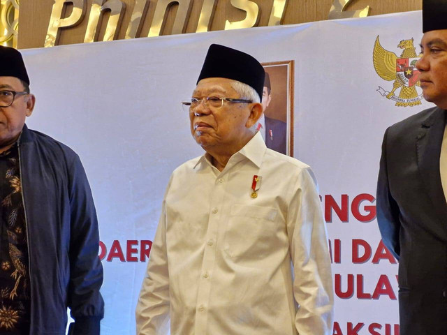 Wakil Presiden Ma'ruf Amin memberikan keterangan pers di Kendari, Kamis (21/3). Foto: Nadia Riso/kumparan