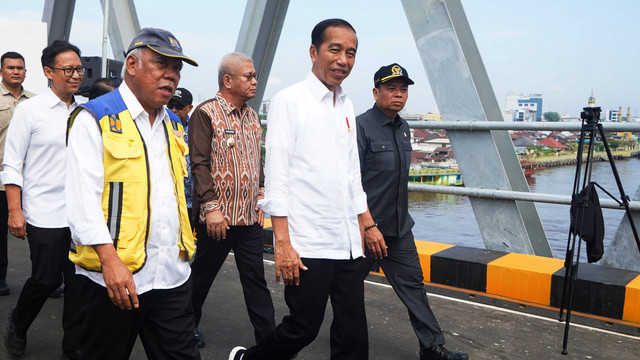 Presiden Joko Widodo didampingi Menteri PUPR Basuki Hadimuljono, Menteri Kesehatan Budi Gunadi Sadikin dan Ketua Komisi V DPR Lasarus memeriksa jembatan di lokasi peresmian duplikasi Jembatan Kapuas di Pontianak, Kamis (21/03) Foto: Jessica Helena Wuysang/ANTARA FOTO