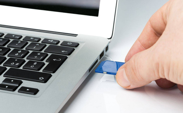 Ilustrasi laptop dengan fitur SD Card reader. Foto: Lifewire