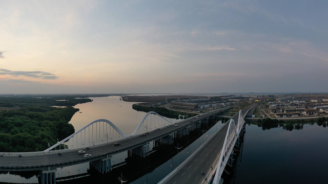 Foto udara jembatan di kawasan Pantai Indah Kapuk, Jakarta, Kamis (21/3/2024). Foto: Stannia stanny/Shutterstock. 