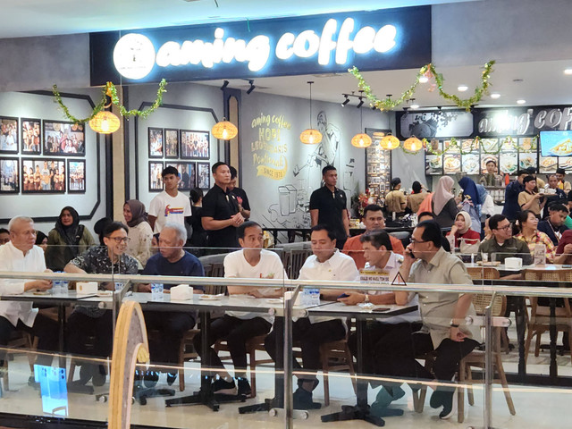 Presiden Jokowi menyempatkan diri ngopi di Aming yang ada di Ayani Mega Mall Pontianak. Foto: Rere Hutapea/Hi!Pontianak