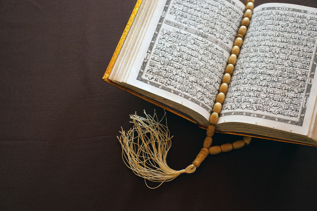Ada banyak ayat Alquran tentang ekonomi Islam yang umumnya mengatur tentang distribusi kekayaan, transaksi jual-beli, zakat, riba, infaq, dan lain-lain. Foto: Pexels.com