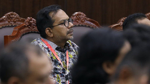 Haris Azhar saat mendengarkan putusan MK terkait permohonan larangan sebarkan hoaks. Foto: Dok. MKRI