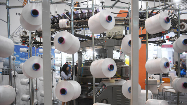 Mesin tekstil dan garmen yang ditampilkan dalam pameran Indo Intertex ke-20 di JIExpo Kemayoran, Jakarta, Kamis (21/3/2024). Foto: Akbar Nugroho Gumay/ANTARA FOTO