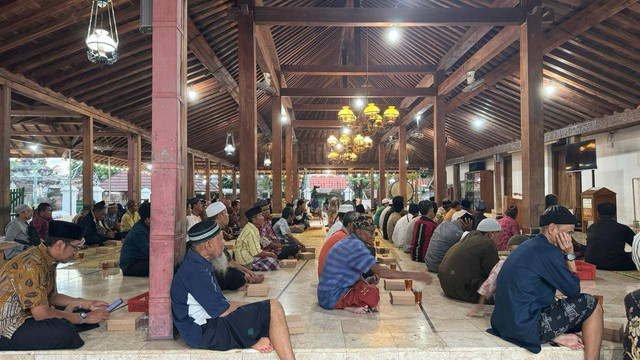 Jemaah di Masjid Gedhe Mataram Kotagede sedang menunggu waktu berbuka puasa. Foto: Arif UT/Pandangan Jogja