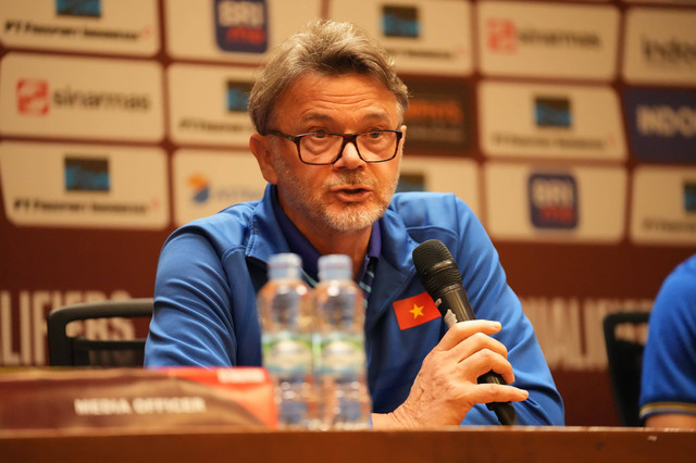 Philippe Troussier saat Konferensi Pers Jelang Laga Timnas Indonesia vs Vietnam di Jakarta dalam Kualifikasi Piala Dunia 2026 pada 20 Maret 2024. Foto: PSSI