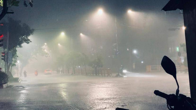 (foto ini diambil secara pribadi oleh Devi Ayu) - pukul 23.55 WIB || Suasana hujan badai di lampu merah Bratang Surabaya.