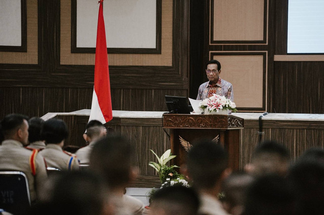 Sultan HB X memberikan kuliah umum kepada 480 taruna di Akademi Angkatan Udara (AAU), Rabu (20/3). Foto: Pemda DIY