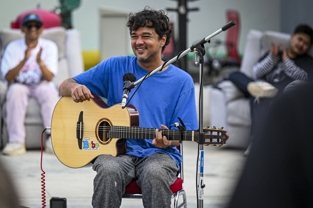 Musisi Jason Ranti berpose saat kunjungan ke Kantor Berita Antara di Wisma Antara B, Jakarta, Kamis (21/3/2024). Foto: Erlangga Bregas Prakoso/ANTARA FOTO