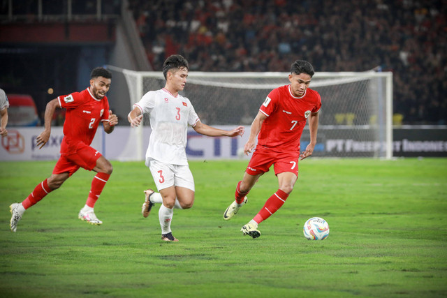 Marselino Ferdinan mengiring bola saat laga Kualifikasi Piala Dunia Timnas Indonesia vs Vietnam di GBK, Jakarta, Kamis (21/3/2024). Foto: Jamal Ramadhan/kumparan
