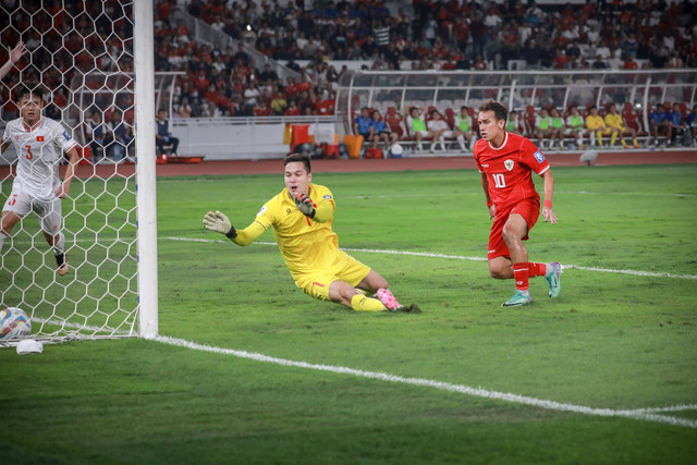 Egy Maulana Vikri menendang bola saat laga Kualifikasi Piala Dunia Timnas Indonesia vs Vietnam di GBK, Jakarta, Kamis (21/3/2024). Foto: Jamal Ramadhan/kumparan