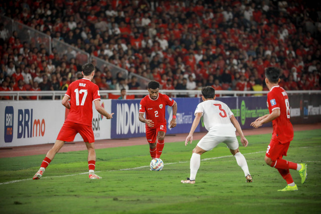 Yakob Sayuri berusaha mendribel bola dalam laga matchday ketiga Kualifikasi Piala Dunia 2026 di Stadion Utama Gelora Bung Karno (GBK), Jakarta, pada Kamis (21/3/2024). Foto: Jamal Ramadhan/kumparan