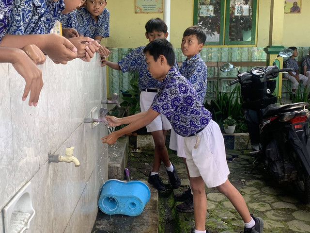 Sosialisasi Perilaku Hidup Bersih dan Sehat oleh Unnes Giat 8 di SD Randugunting